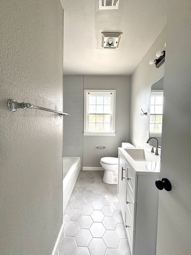 Building Photo - Newly Updated 2-bedroom, 1-bathroom Home