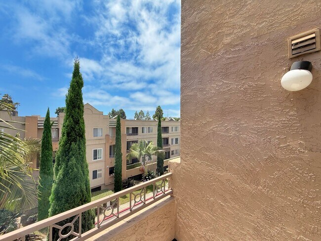Building Photo - SD: Bright 2BD/2BA Condo in UTC with Community Pool, Gym & Reserved Parking