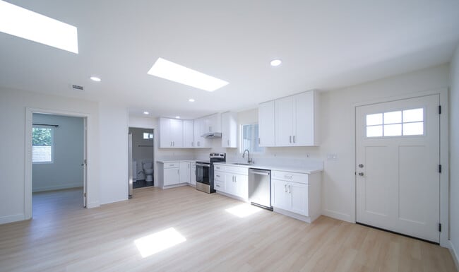 Building Photo - 206 W Broadbent Dr