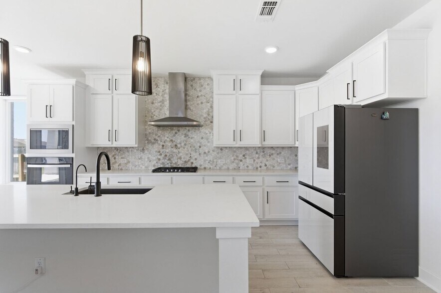 Building Photo - 396 Hollister Dr