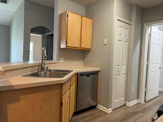 Building Photo - Charming 1-Bedroom Condo – 3rd Floor | Gat...