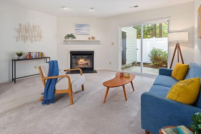 Building Photo - Townhouse in Woodcroft!