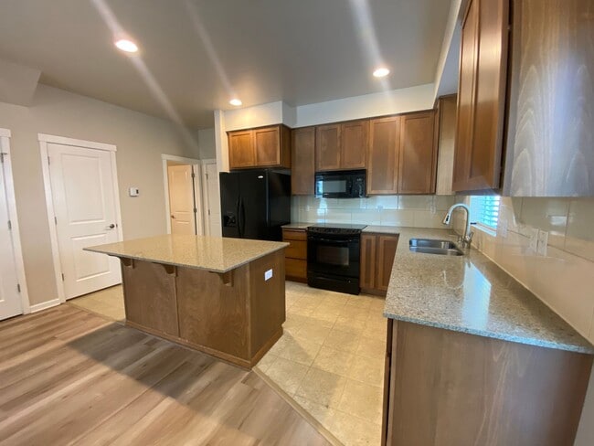 Building Photo - Rare Liberty Lake Townhome in Rocky Hill – 3 Bed, 2.5 Bath End Unit Available July 15th