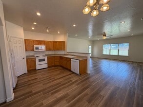 Building Photo - 519 Harvest Ln
