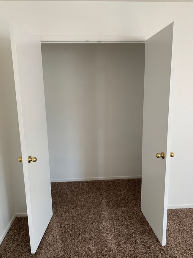 Building Photo - 2 WEEKS FREE RENT November Special - Beaut...