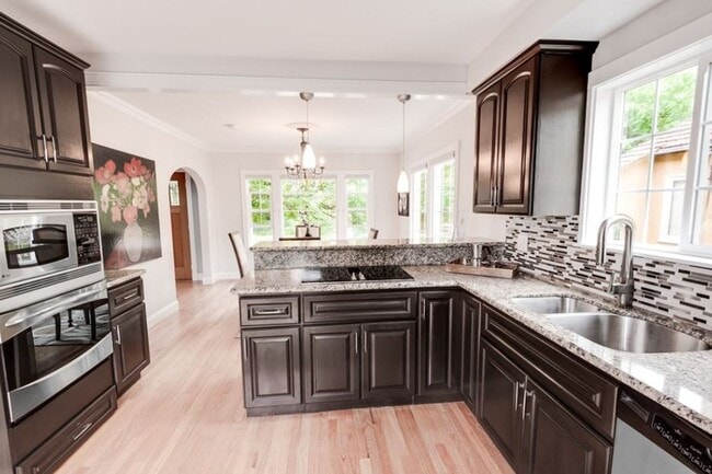 Building Photo - Spacious 4BR Capitol Hill Home with Lake W...