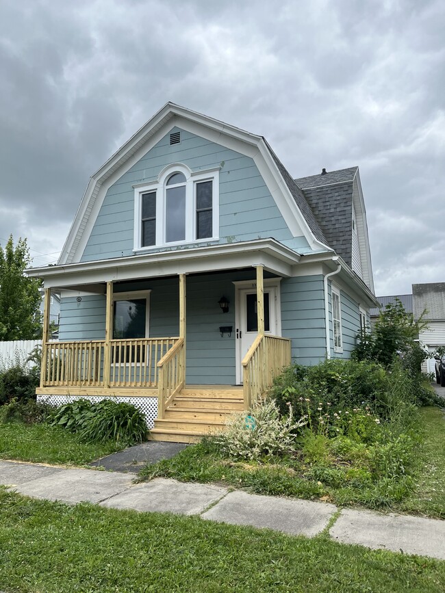 Building Photo - 1112 Salina St
