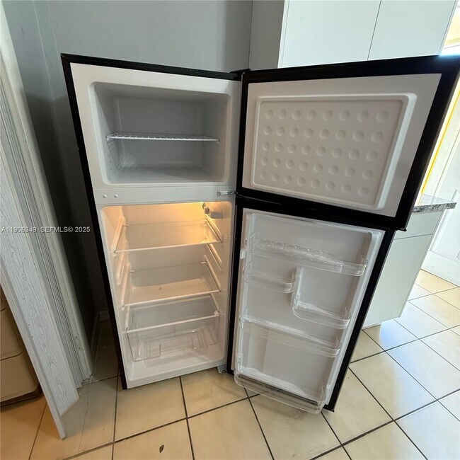 Building Photo - 275 W 16th St