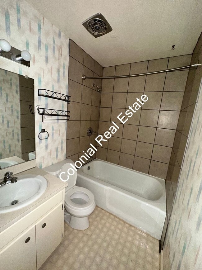 Building Photo - Spacious and unique 3 bedroom 2 and a half bath house on the golf course!