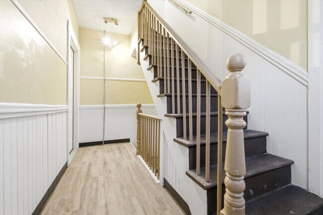 Building Photo - 135 Sagamore St