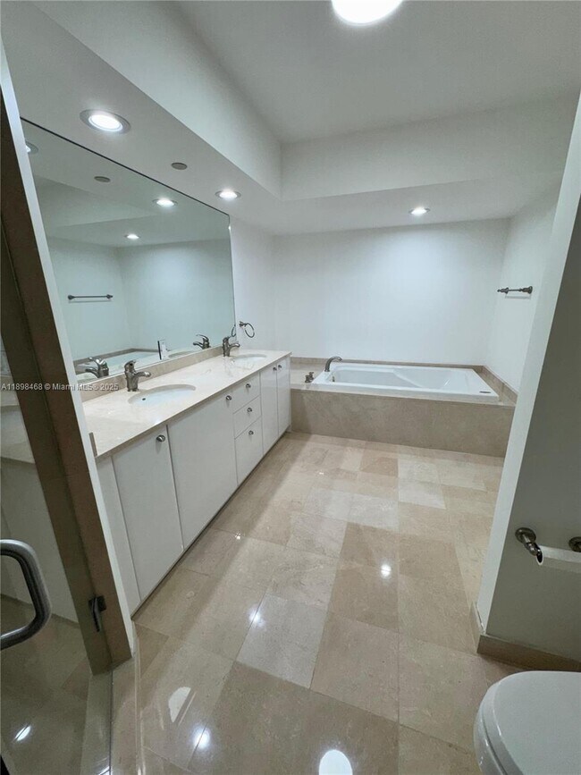 Building Photo - 16500 Collins Ave