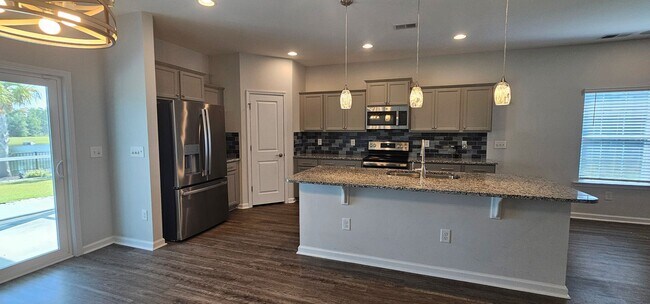 Building Photo - Live where charm meets convenience-Glenmoo...