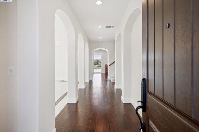 Building Photo - 454 Bengali Ct