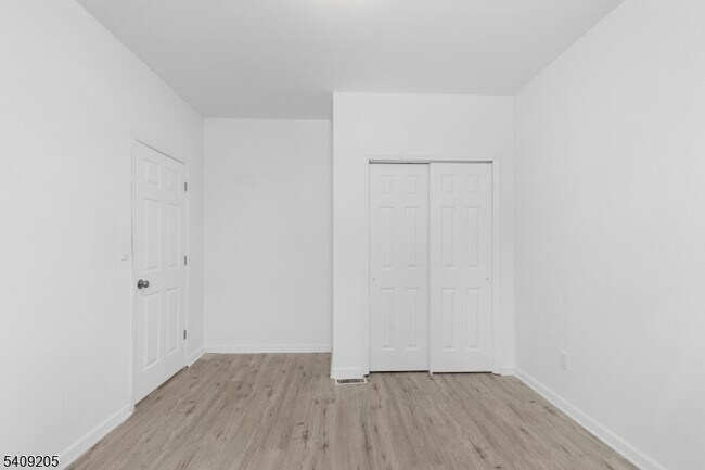 Building Photo - 223 Pine St