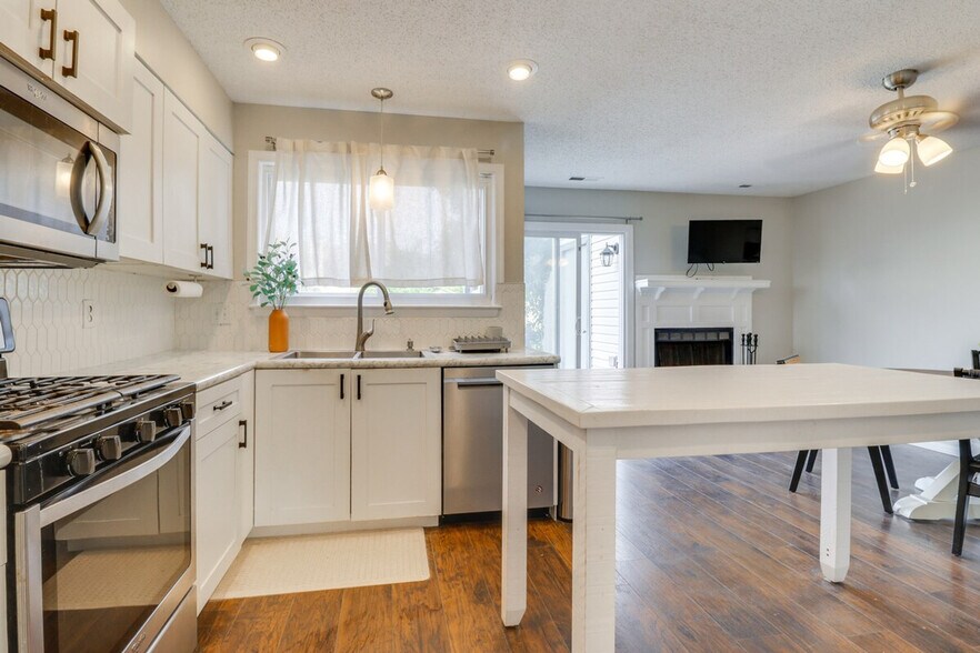 Building Photo - 749 Quesnel Dr