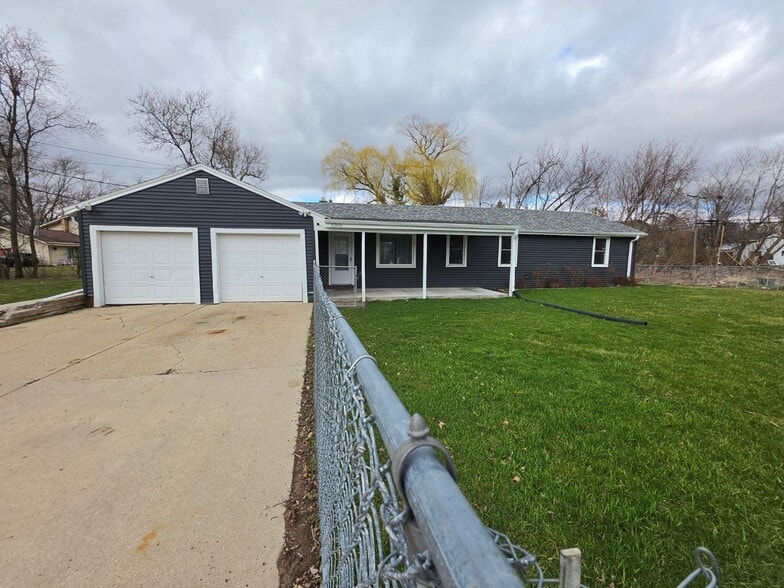 Building Photo - N96W16350 County Line Rd