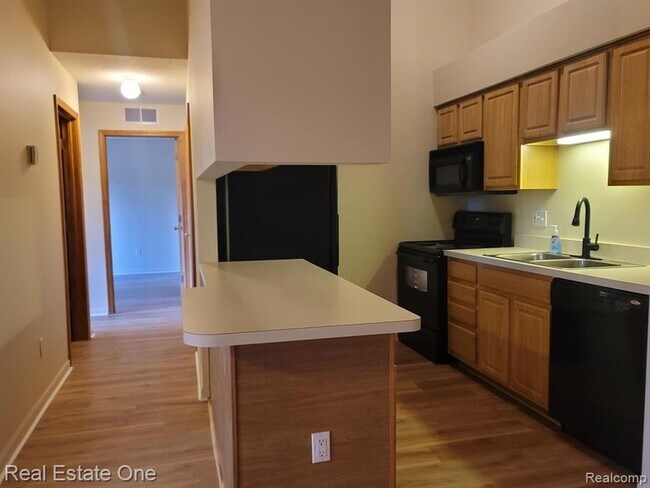 Building Photo - 15815 Lakeside Dr