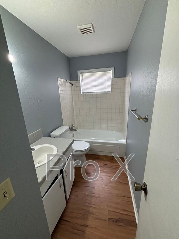 Building Photo - 8831 Country Club Dr
