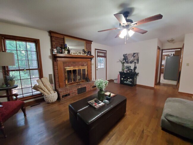 Building Photo - 225 Woodglen Dr