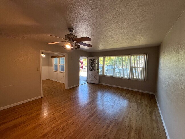 Building Photo - Single story in the heart of Modesto!