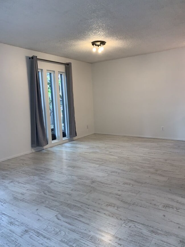 Building Photo - Ground floor Oasis -  1BD/1.5BA