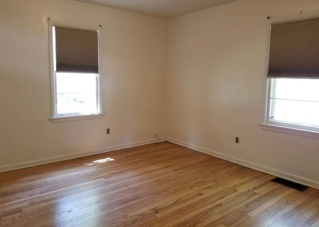 Building Photo - 4BR 2BA - Walk to campus!  Available Augus...