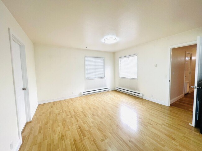 Building Photo - Beautiful 2 bedroom, + office/bonus room i...