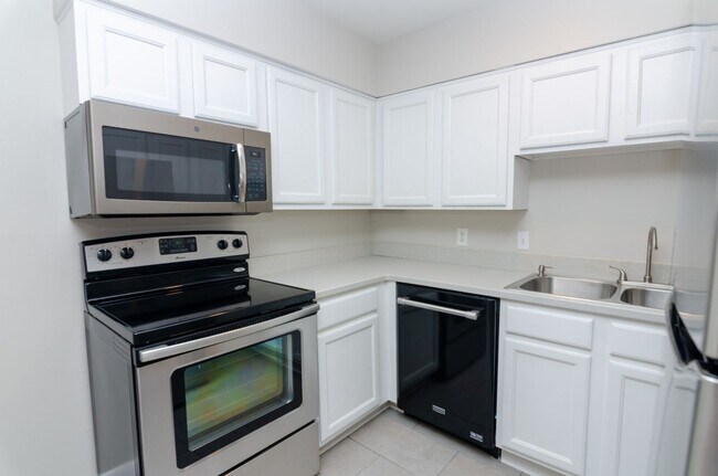 Building Photo - Newly remodeled condo