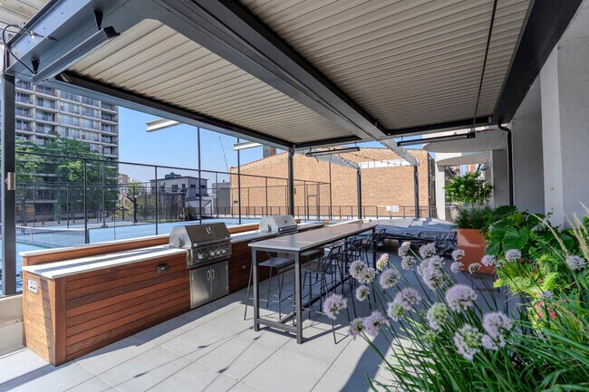 Building Photo - 2020 N Lincoln Park W