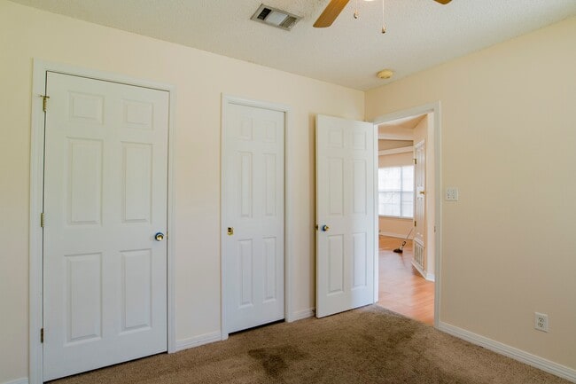 Building Photo - 3 bed 2 bath home off Creighton Rd