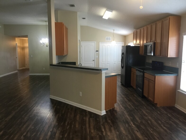 Building Photo - 6701 Southern Oaks Dr