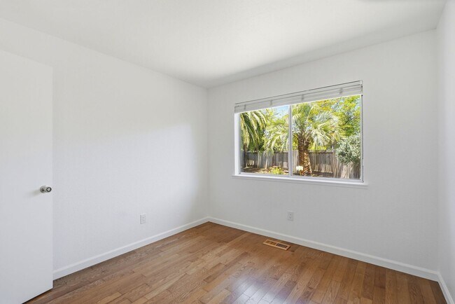 Building Photo - Remodeled 2 Bed, 2 Bath Townhouse in Petaluma's Morningstar Community