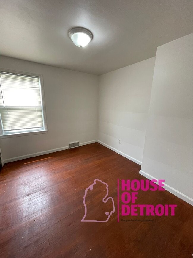 Building Photo - Summer Special~ 3 BEDROOM | 1 BATH | FREE ...