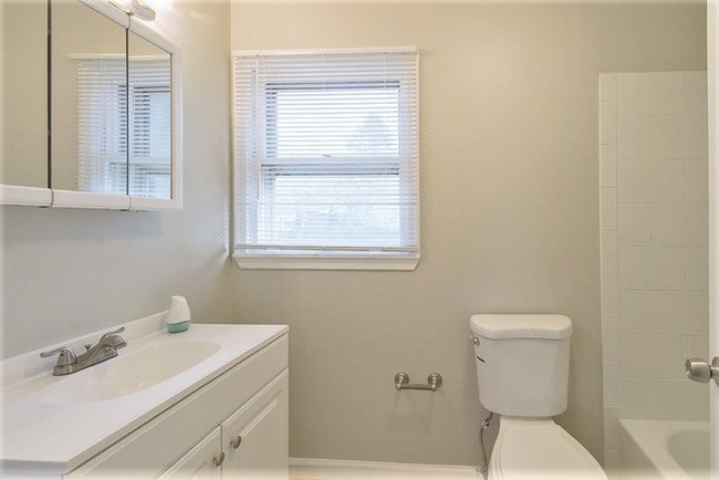 Building Photo - Spacious 3-bed 2-bath home in Williamstown!