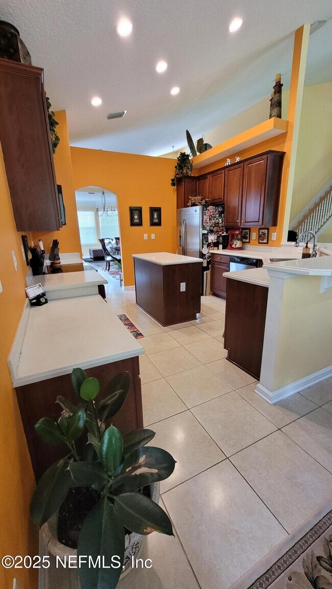 Building Photo - 8247 Hedgewood Dr