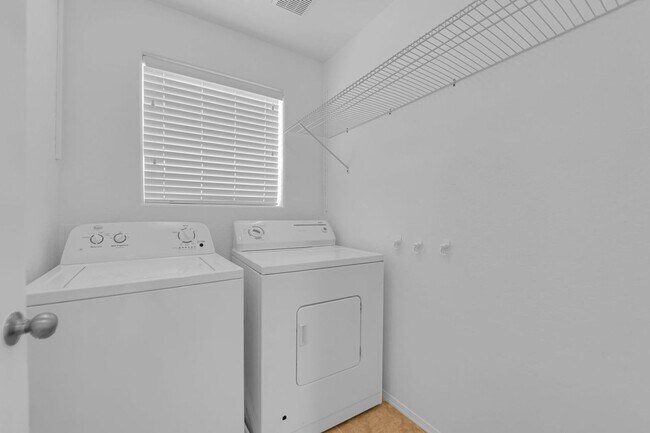 Building Photo - Large 3 bedroom, 2.5 bath house!