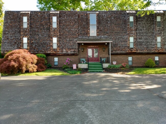 Cedarwood Apartments 285 Grace St. Front view - 285 Grace St