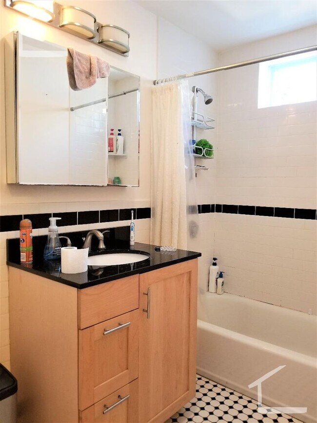 Building Photo - Amazing 4 Bedroom Apartment available 9/1/26