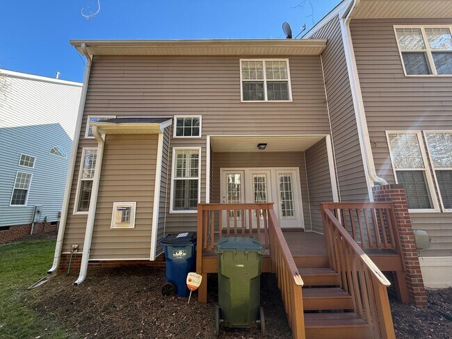 Building Photo - Gorgeous End Unit 3BD, 2.5BA Raleigh Townhome in a Prime Location Near Triangle Town Center, Poyn...