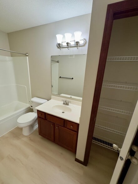 Common bathroom - 10006 Pincherry Ln