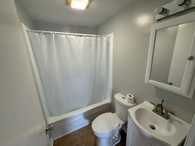 Building Photo - Great Location smaller 2 bedroom house wit...