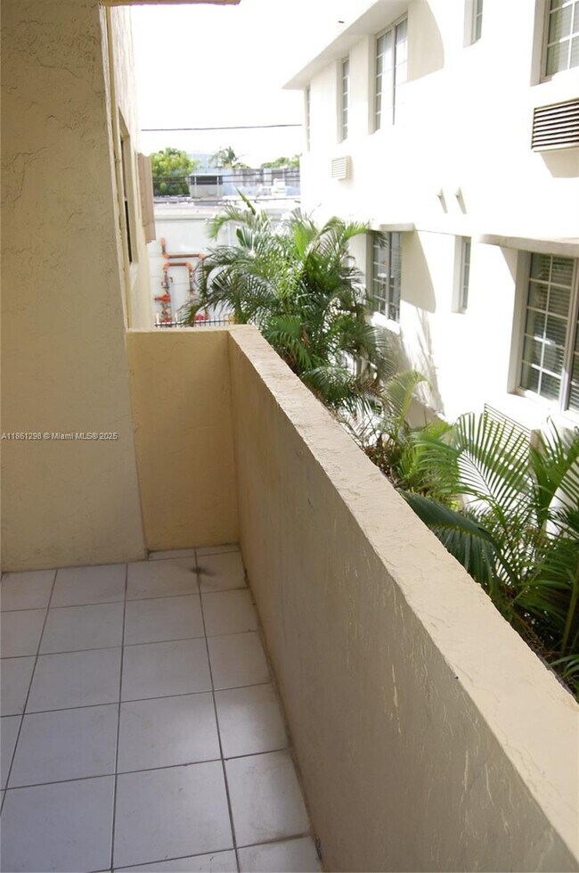 Building Photo - 1334 Collins Ave