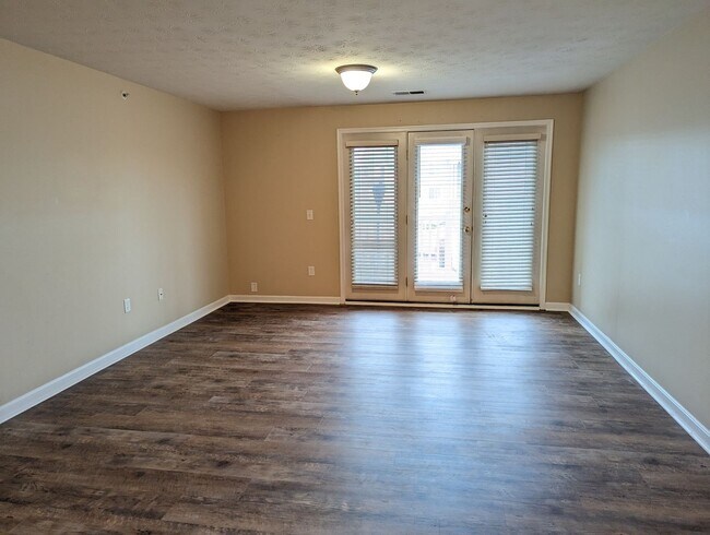 Building Photo - AVAILABLE SOON - Convenient 2 Bed/2 Full Bath Condo in Beavercreek!