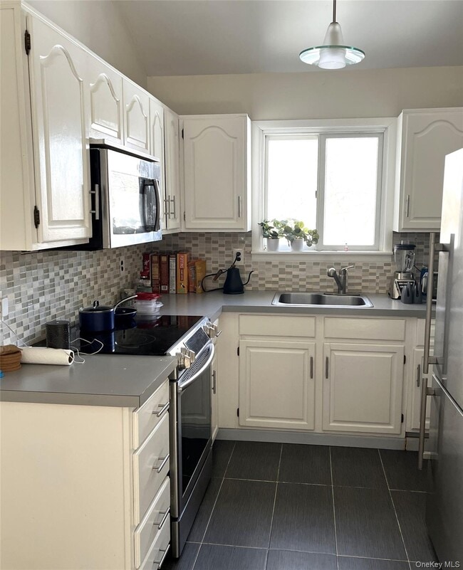 Building Photo - 8 Sunset Dr