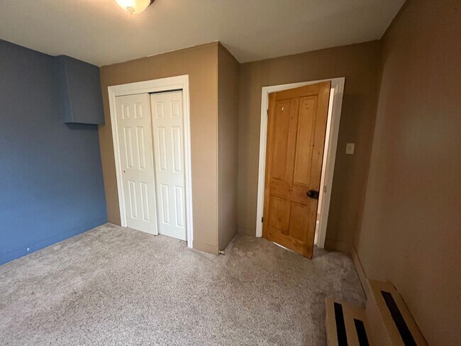 Building Photo - Spacious 4-5 Bedroom, 1.5 Bathroom 2-Story...