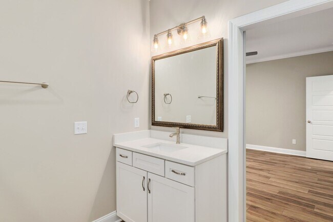 Building Photo - 204 Pineland Dr
