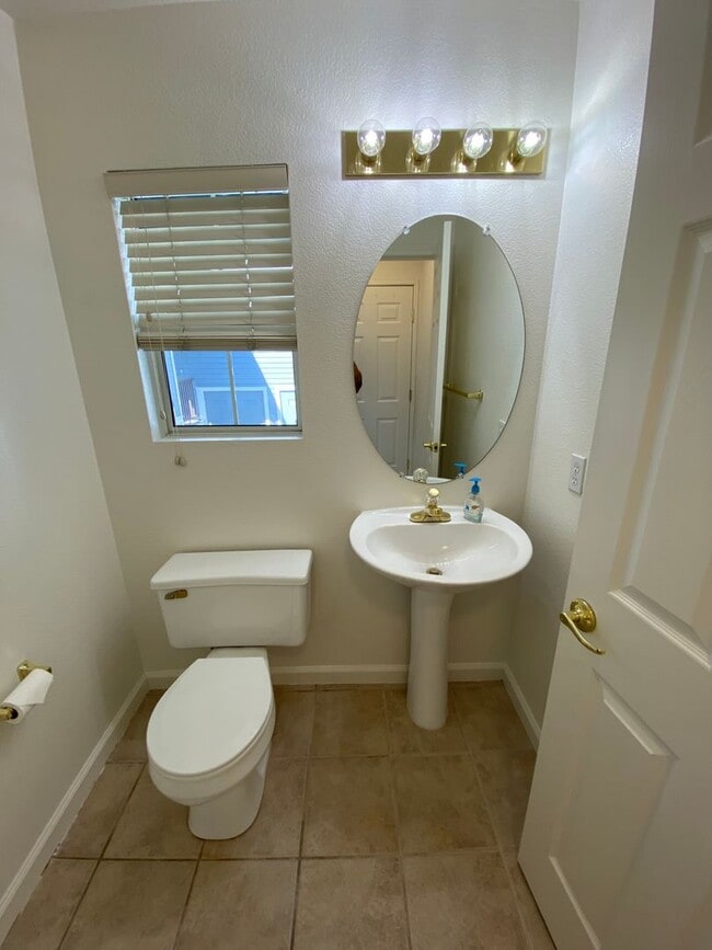 Building Photo - 3 Bed 2.5 Bath Townhouse W/ Attached Garage In Portside Village