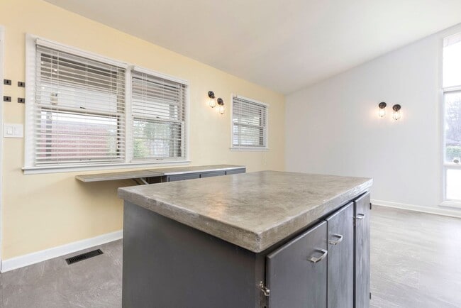 Building Photo - 3025 Vogue Ave
