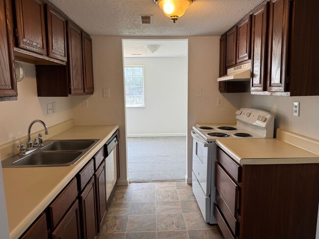 Building Photo - Laurel Lakes Townhome