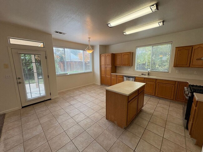 Building Photo - Spectacular home available now in a great neighborhood!